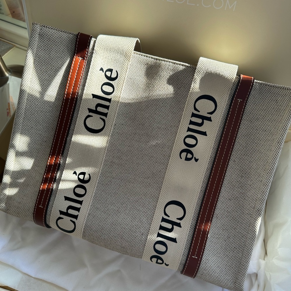 Pre-owned authentic Chloe Medium Woody tote bag in Brown